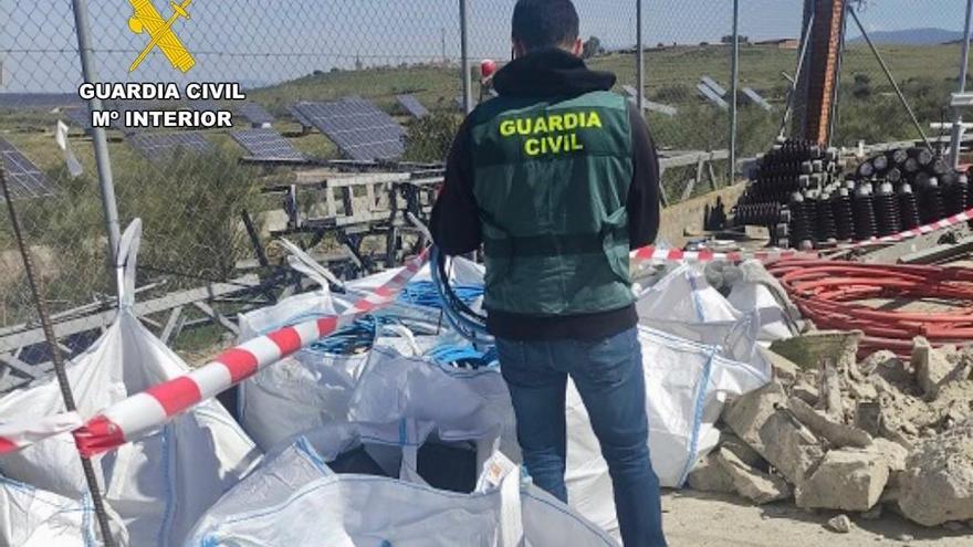 La Guardia Civil detiene a 2 hombres por un robo de materiales de cobre en Galisteo