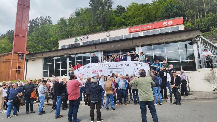 Reciente movilización en Mieres reclamando la parada del AVE. | A. Velasco