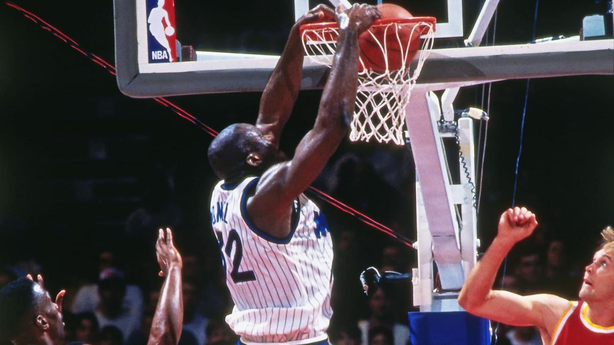 Shaq 'rebienta' el aro en aquel partido entre Orlando Magic y Atlanta Hawks que se disputó en Londres