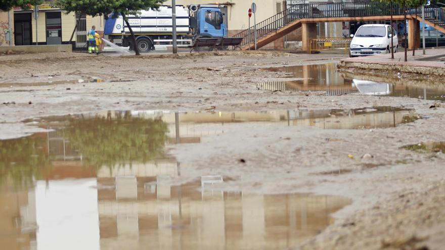 Operarios limpian la rambla de Espinardo tras la tromba de agua