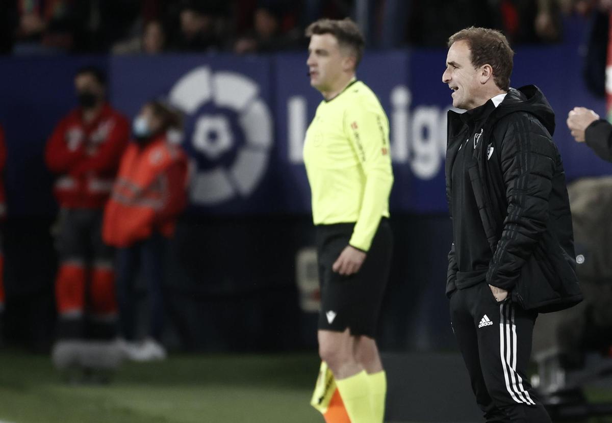 PAMPLONA, 20/04/2022.- El entrenador de Osasuna, Joseba Arrasate, durante el partido de Liga en Primera División ante el Real Madrid que disputan este miércoles en el estadio de El Sadar, en Pamplona. EFE/Jesús Diges