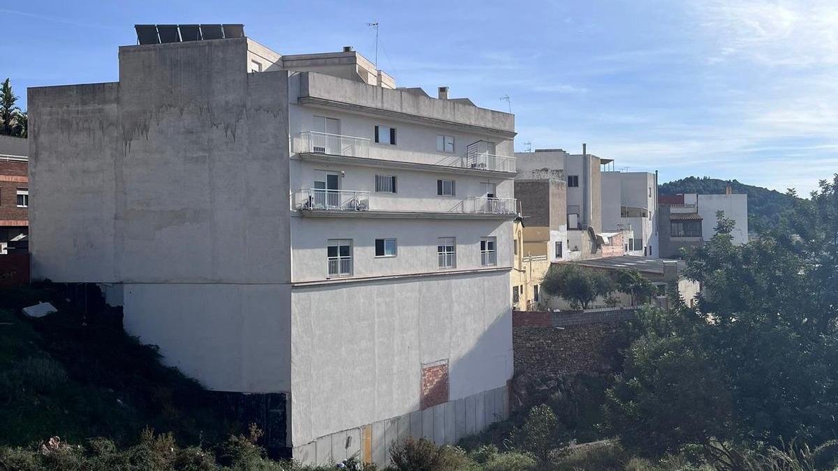 El edificio de la calle Alfondeguilla se encuentra en pleno barranco, junto al centro de salud de Carbonaire, en la Vall d'Uixó.