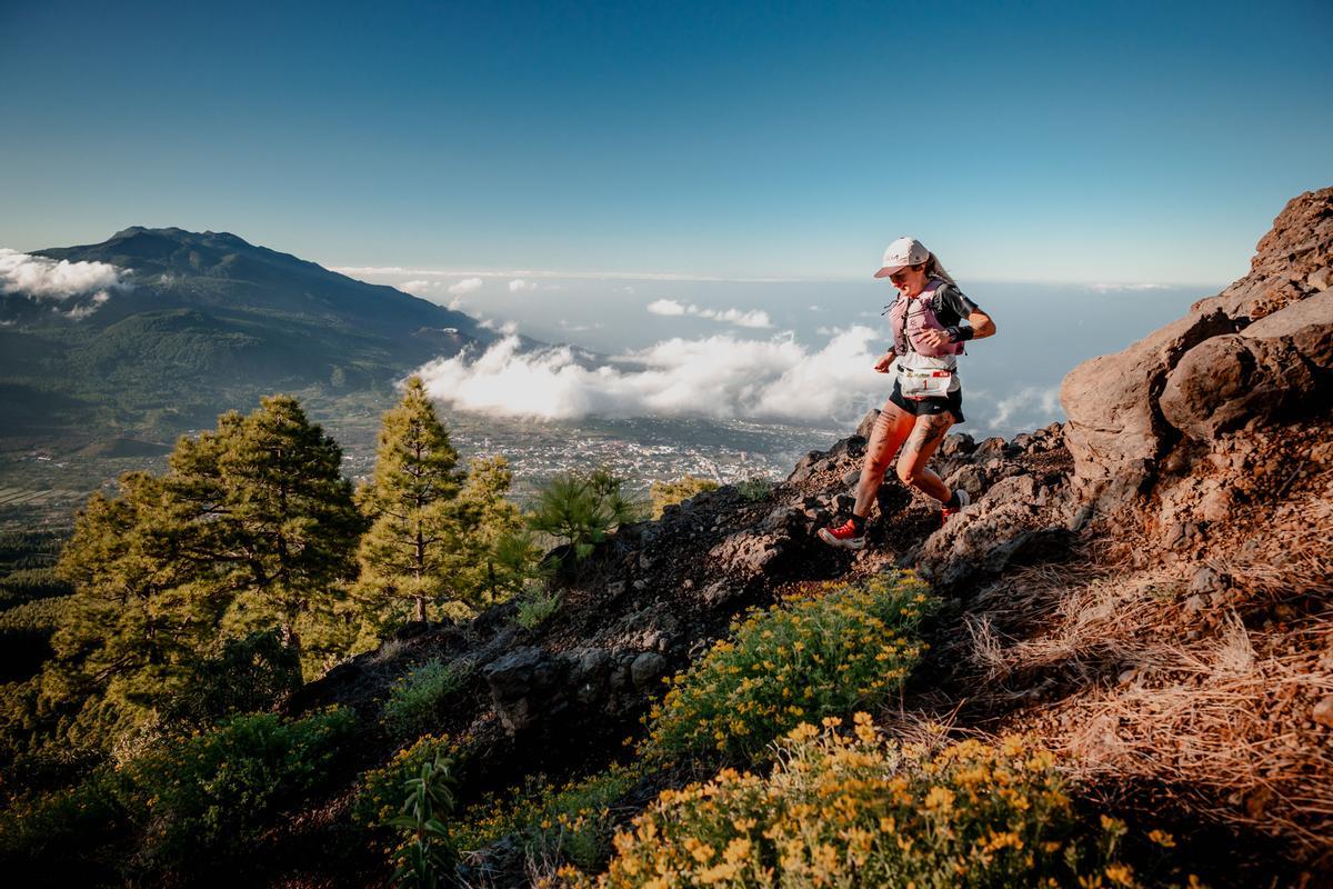 Azara García, durante la carrera y con la vista panorámica de La Palma