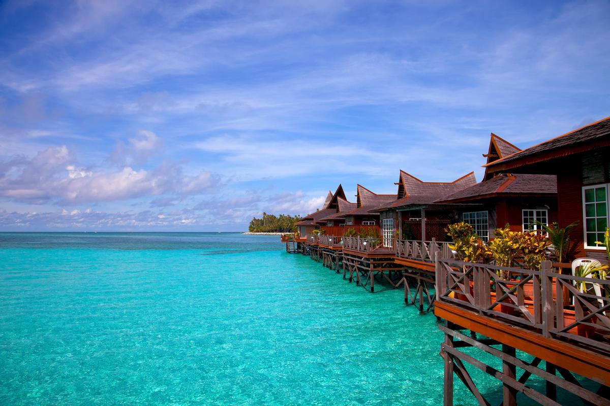 La isla de Sipadan es la única isla oceánica de Malasia, surgida de un volcán extinto.