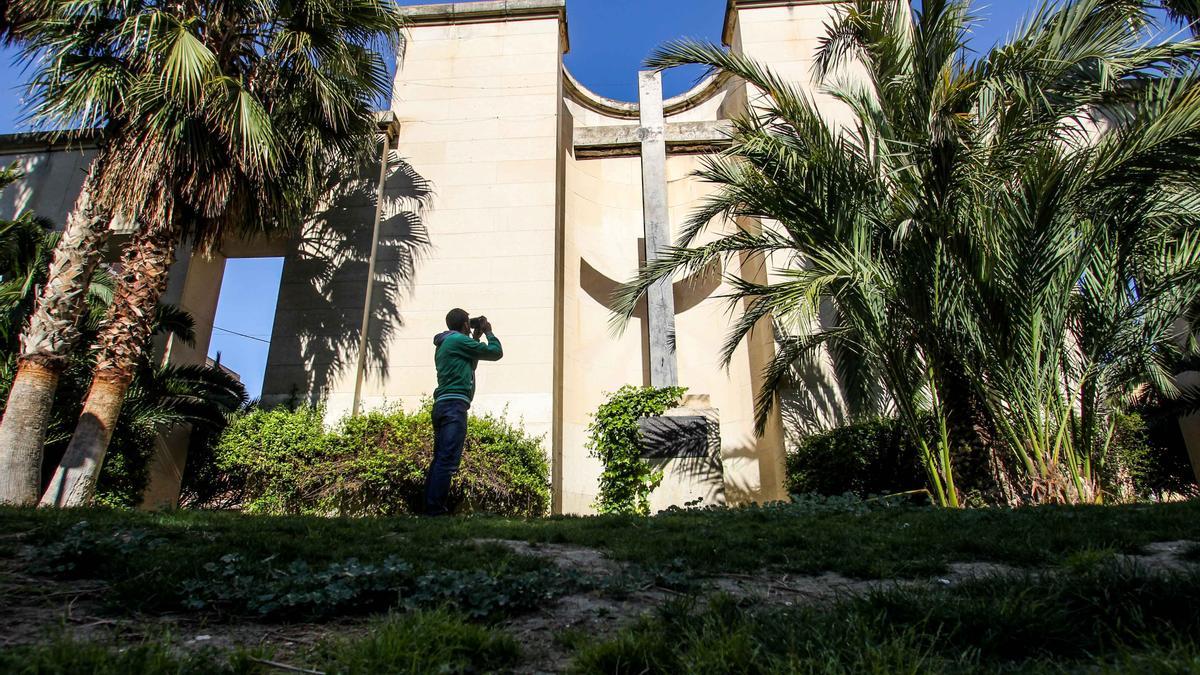 La Cruz de los Caídos del parque Adolfo Suárez de Elda.