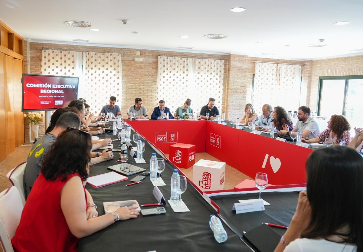 Ejecutiva regional del PSOE en Plasencia.