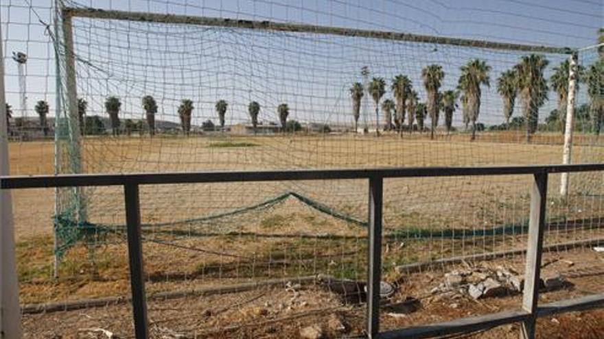 Trabajos para instalar el drenaje en el campo pequeño