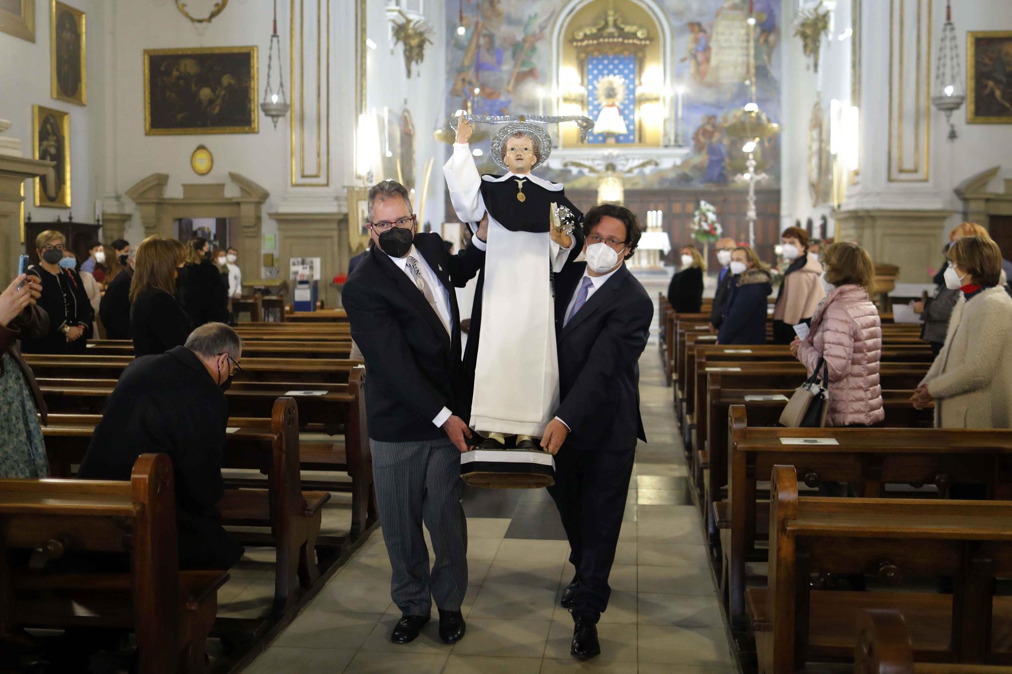 San Vicente Ferrer del Altar del Pilar sale a la puerta de la iglesia.