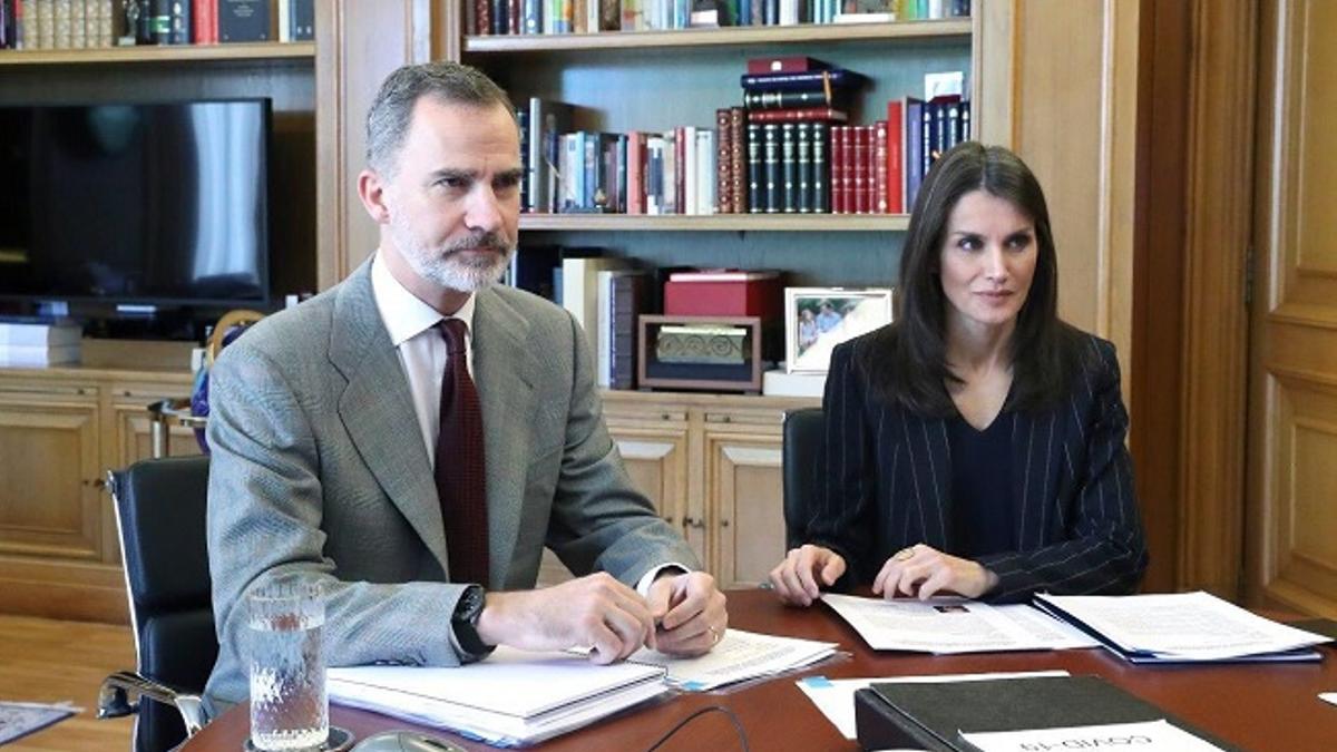 El look 'total black' de la reina Letizia para sus videoconferencias desde Zarzuela