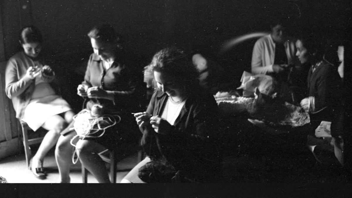 Un grupo de mujeres de Gáldar realiza trabajos de costura en el año 1972.