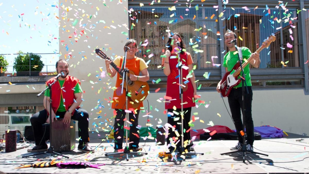 El grupo está compuesto por cuatro músicos que invitan al baile y el juego.