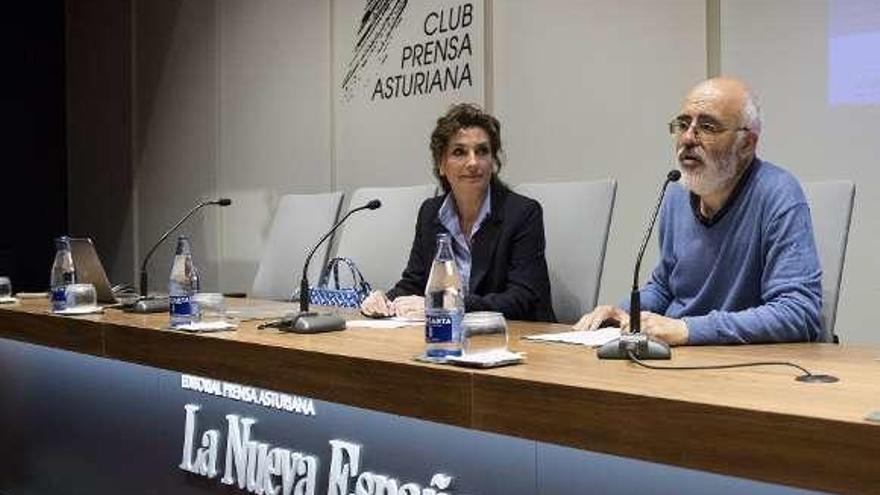 Gara Lafuente y Javier Gámez ayer en el Club Prensa Asturiana de LA NUEVA ESPAÑA.