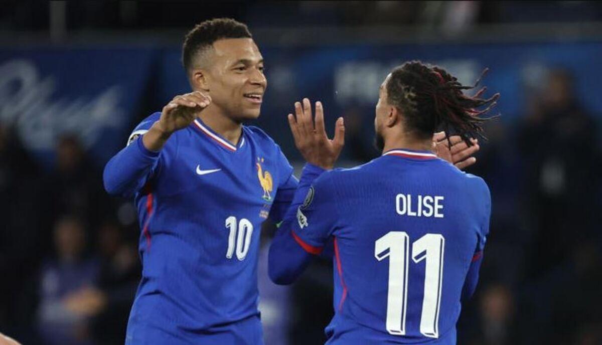 Michael Olise con Mbappé en la selección