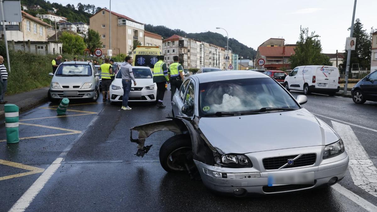 Coches golpeados y despliegue de los servicios de emergencias en Chapela.