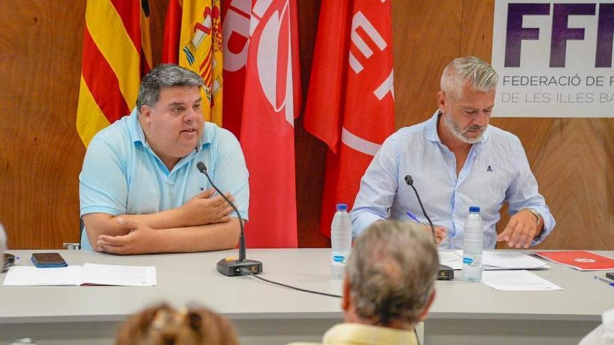 El presidente de la FFIB, Pep Sansó y el director general de la institución, Jordi Horrach, en la última asamblea.