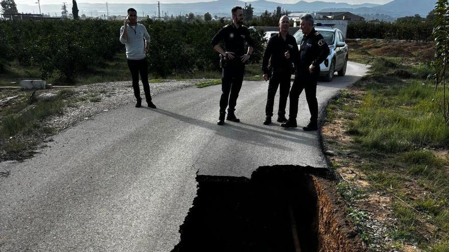 Policías junto al hundimiento en la travesía de Carlet.