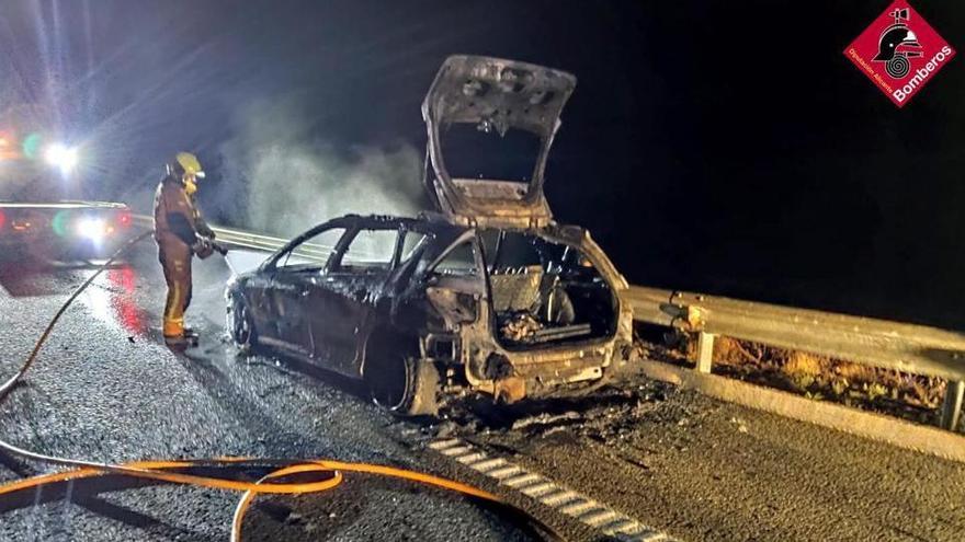 Las tareas de extinción del incendio esta madrugada.