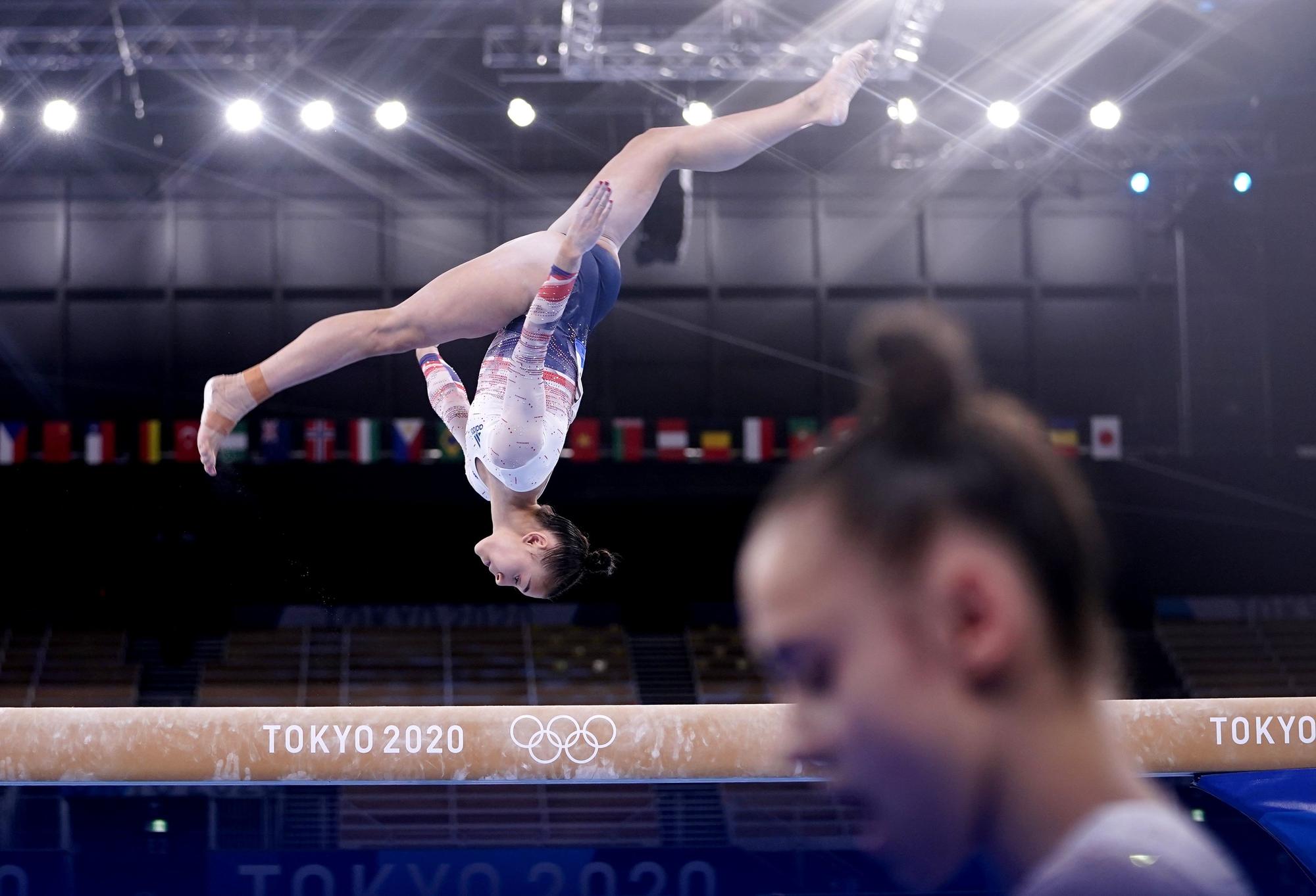 Una gimnasta ejecuta un salto durante los juegos de Tokio 2020