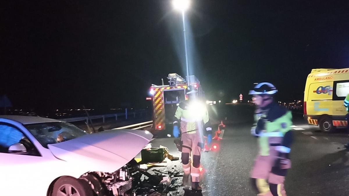 Bomberos y saniatrios, en el lugar del accidente mortal.