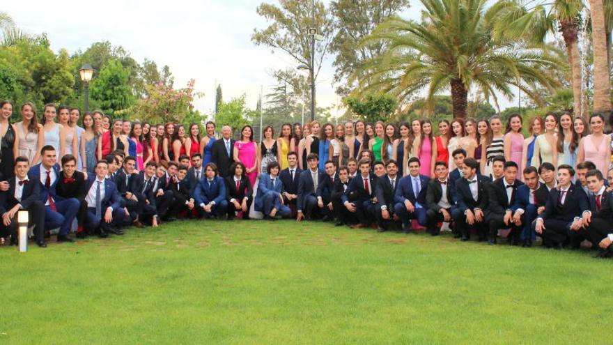 Foto de grupo de los 92 alumnos de la XIII Promoción de Bachillerato del colegio Mas Camarena con Hortensia Roig, la directora del centro, Maite Marín, y el fundador y presidente del grupo educativo Colegios del Siglo XXI, José Luis Marín.