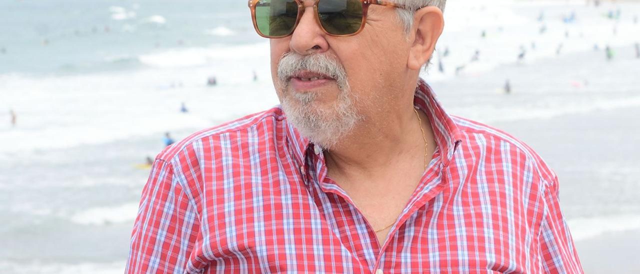 El catedrático de la Universidad Carlos III, Guillermo Morales Matos, en la avenida de la playa de Las Canteras. | | LP / DLP