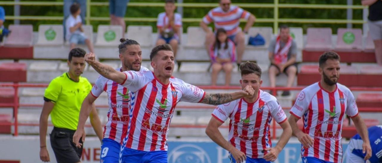 Los jugadores del Don Benito celebran un gol ante el San Fernando.