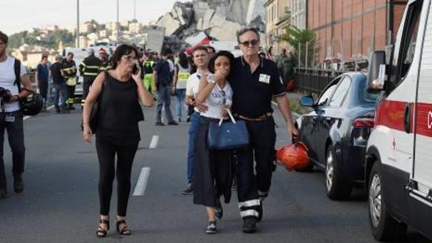 Desenes de cotxes han quedat a la part del pont que no s&#039;ha ensorrat. Mentrestant, les famílies de les víctimes reben ajuda psicològica