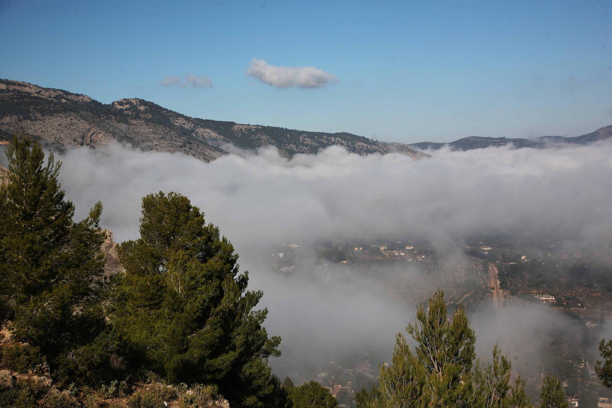 La niebla cubre algunas zonas de Alcoy y el Comtat