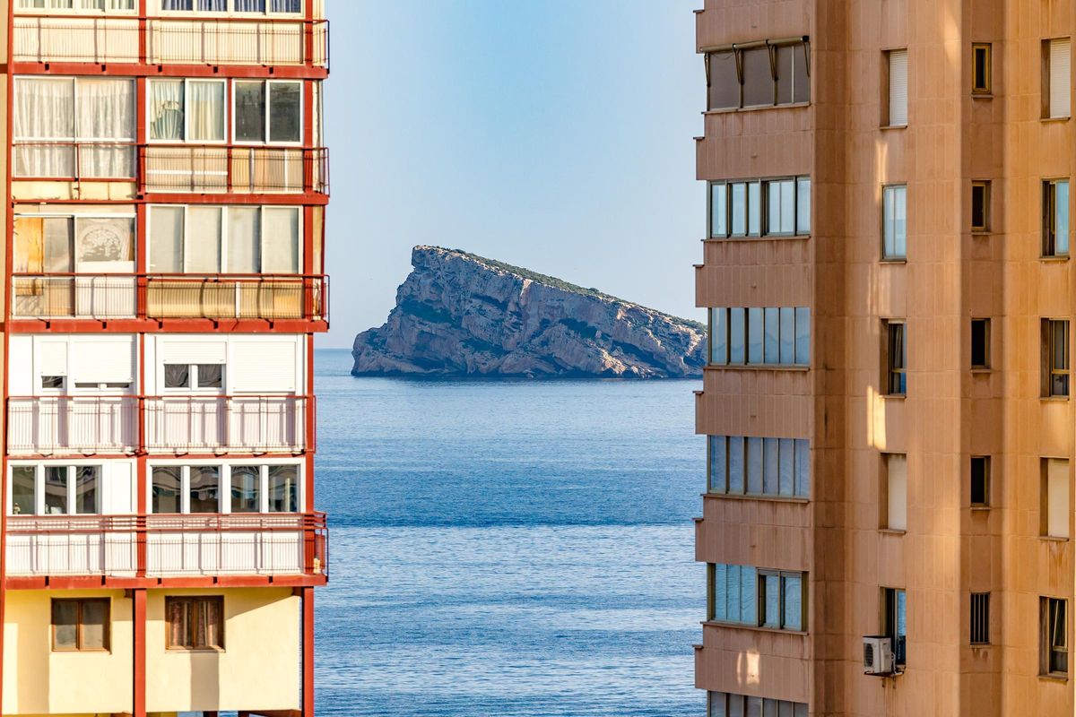 La isla de Benidorm vista entre los rascacielos de la ciudad.