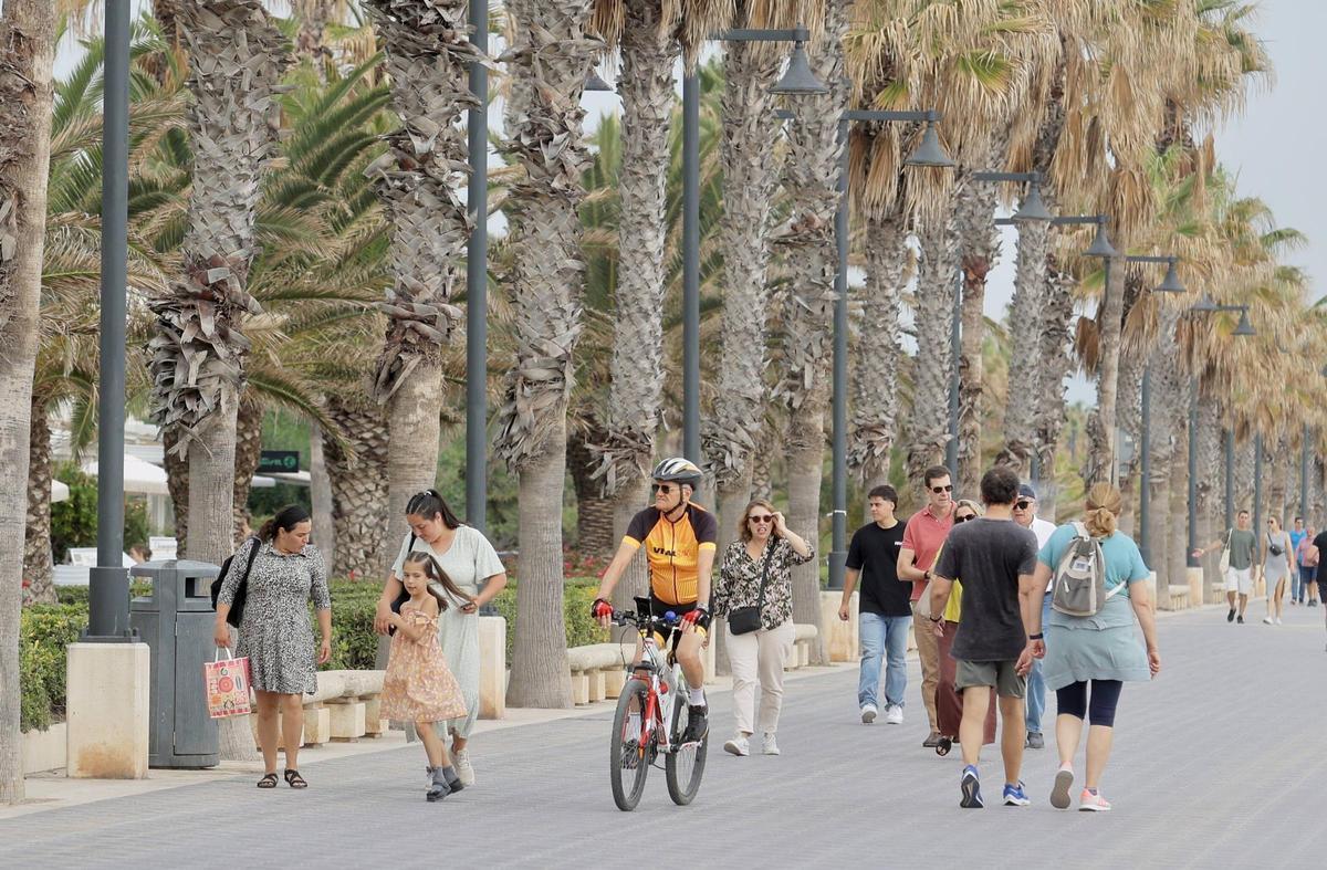 Gran ambiente en las playas de València, pese a las nubes