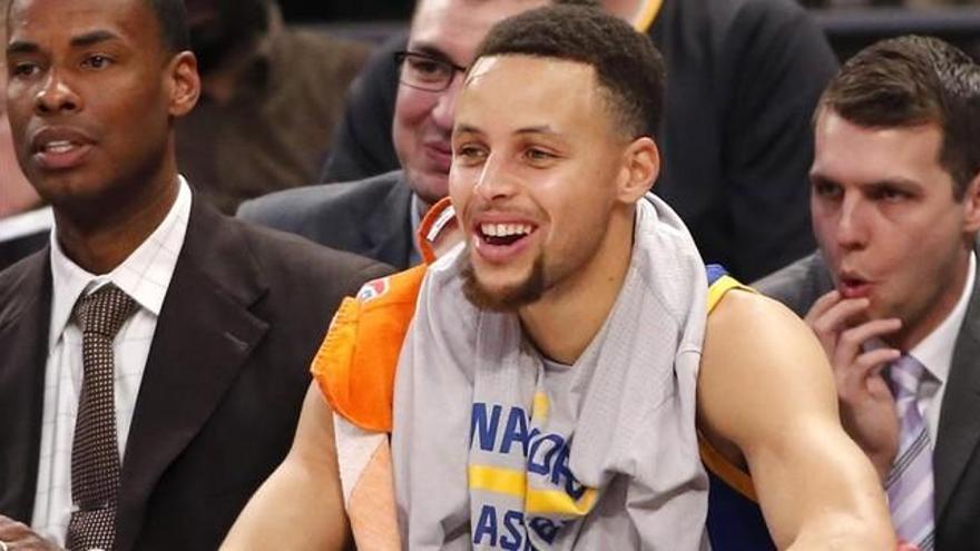 Padre e hijo a la &quot;pesca&quot; del autógrafo de Curry