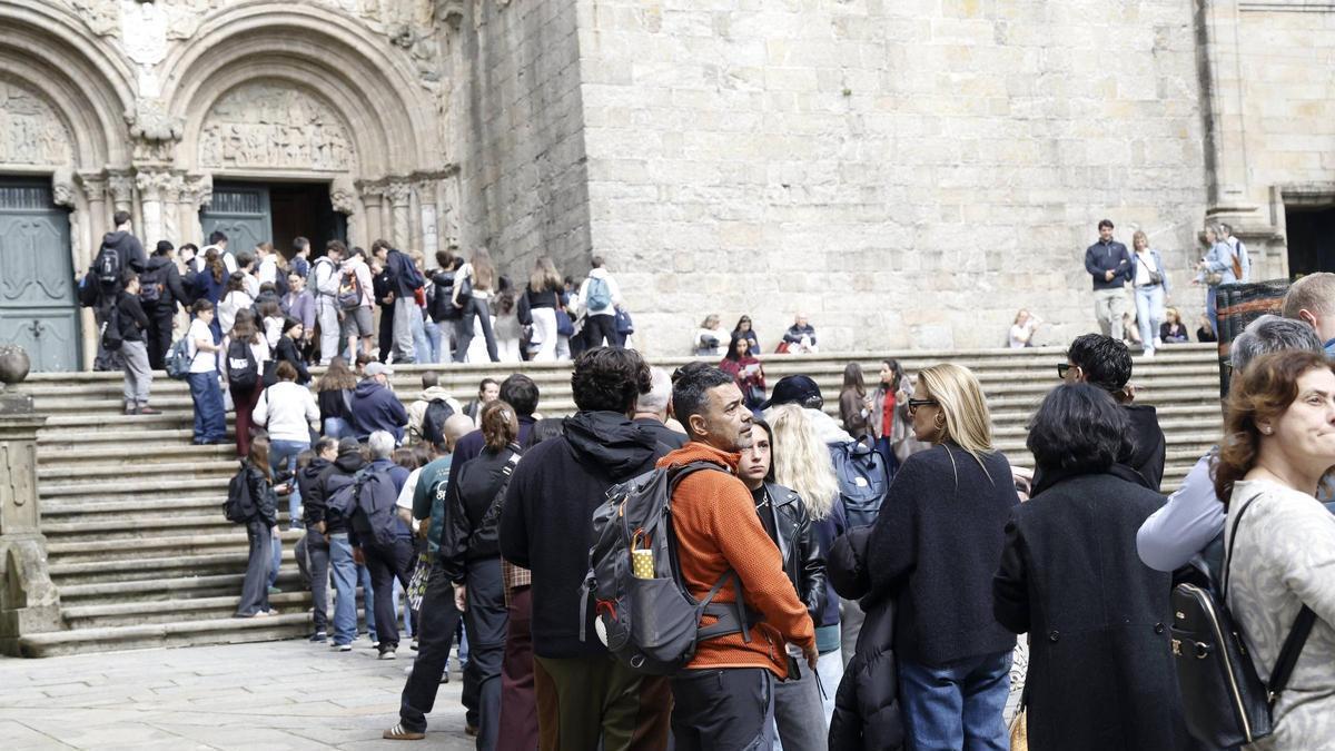 Las colas para acceder a la Catedral suelen extenderse varios cientos de metros durante los jubileos compostelanos.