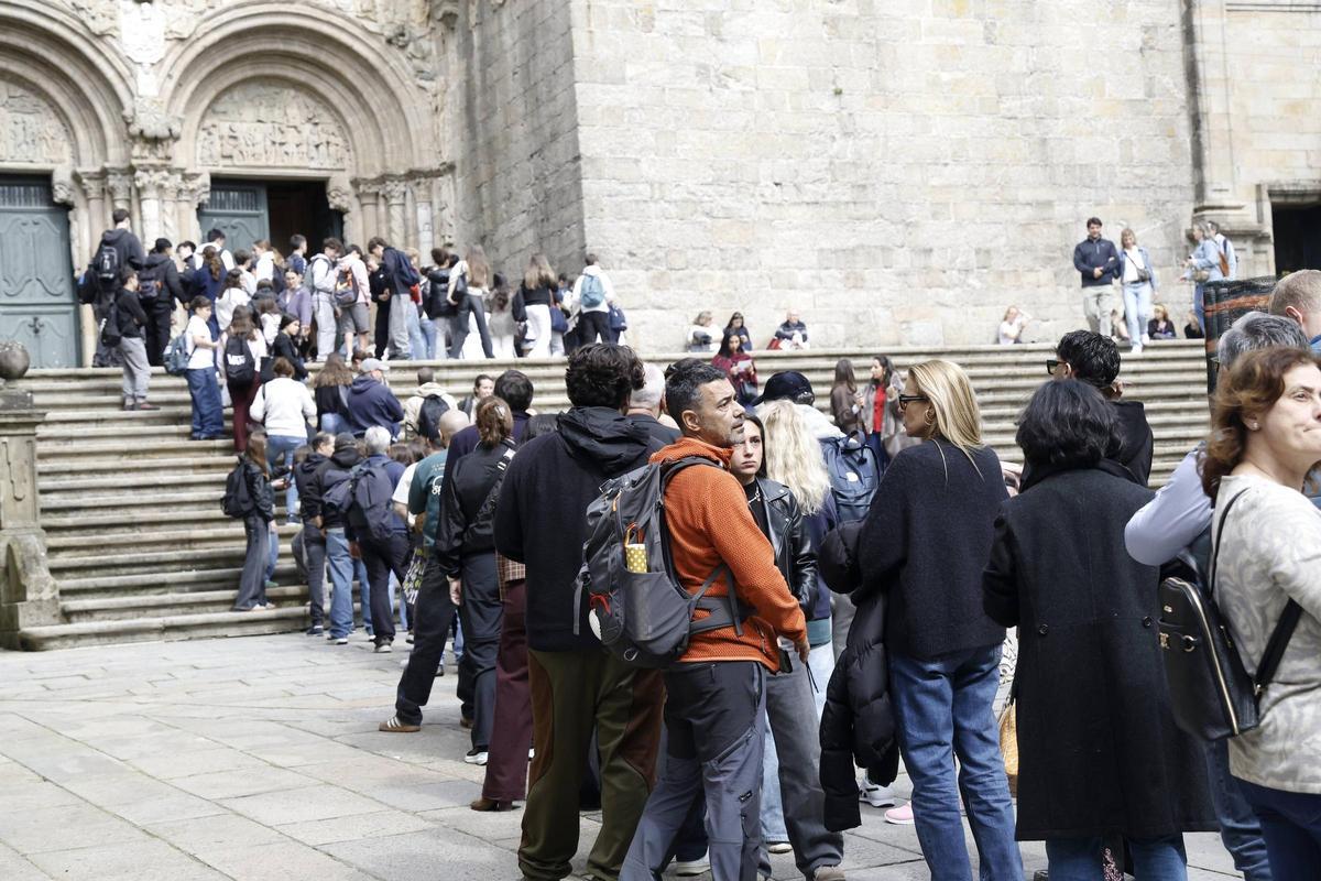Las colas para acceder a la Catedral suelen extenderse varios cientos de metros durante los jubileos compostelanos.