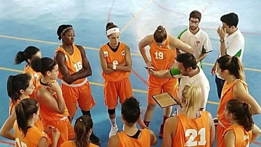 El equipo naranja en un tiempo muerto del partido jugado en Baños de Montemayor.