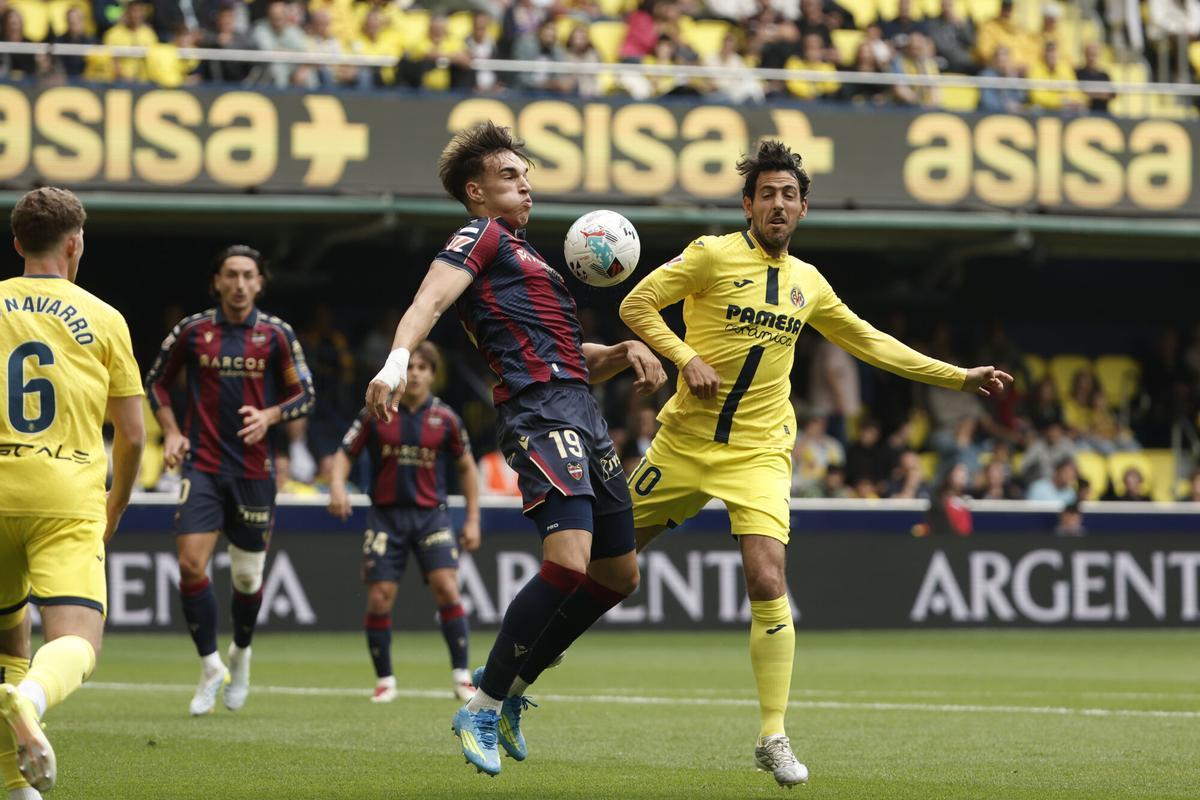 VILA -REAL (CASTELLÓN), 02/05/2026.- El jugador del Levante Carlos Espí y el jugador del Villarreal Daniel Parejo, durante el partido de la jornada 34 de LaLiga EA Sports entre el Villarreal y el Levante, este sábado en el estadio de La Cerámica.-EFE/ Manuel Bruque