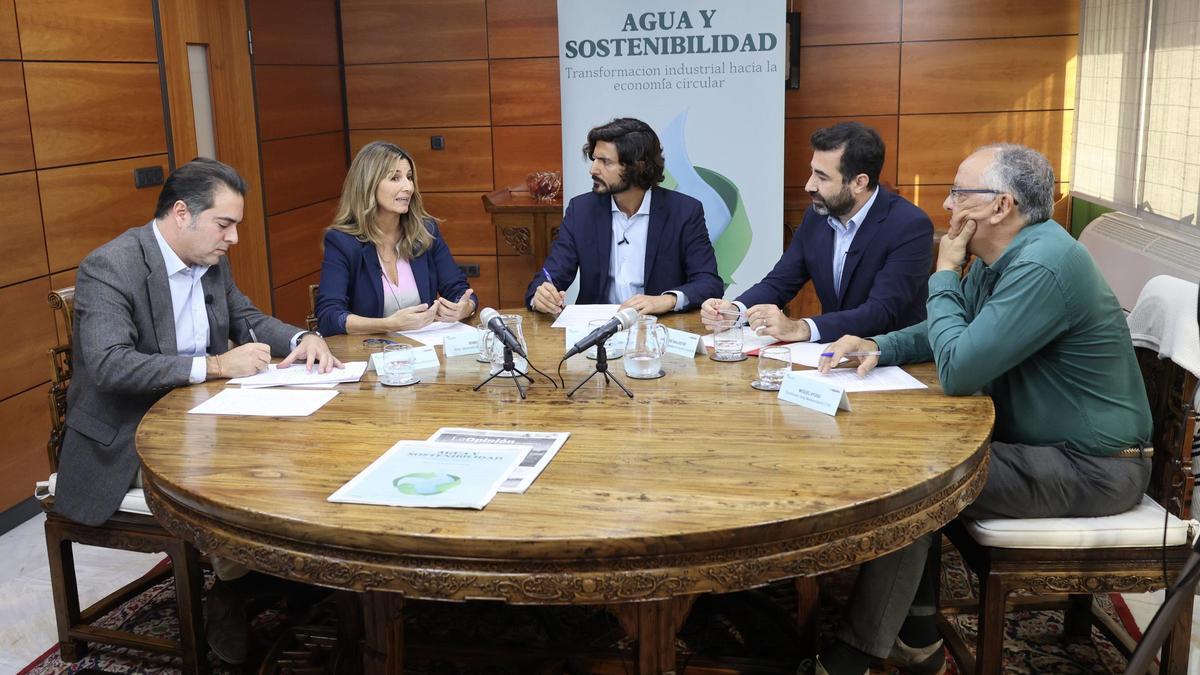 Los integrantes de la mesa redonda, de izq. a dcha.: Miguel Egea, Sonia Vico, Roberto Fuentes, Juan José Ballester y Luis Miguel Ayuso.