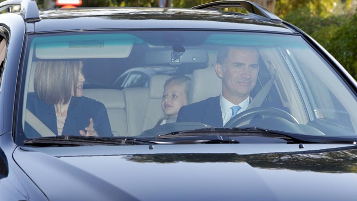 Los reyes acompañando a sus hijas el primer día de colegio