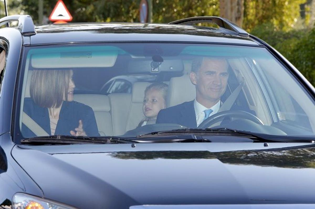 Los reyes acompañando a sus hijas el primer día de colegio