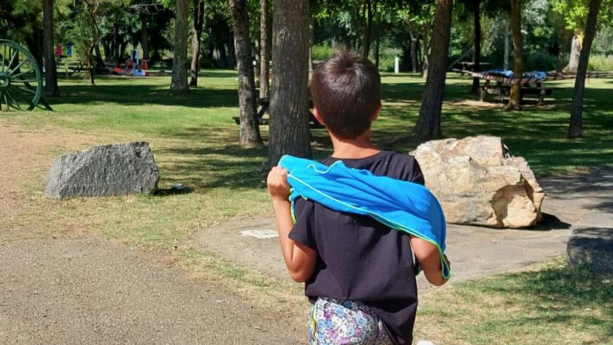 Un niño caminando en dirección a la piscina de Santa Croya. | C. G. R.