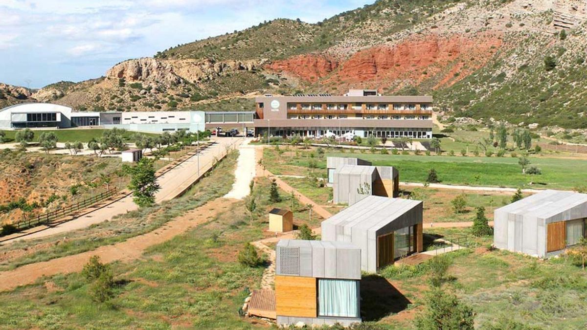 Vista exterior del balneario de Ariño, situado a una hora de Zaragoza. | EL PERIÓDICO