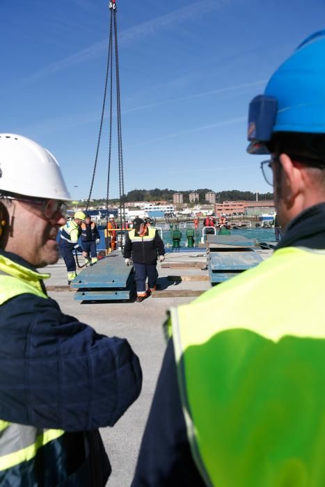 El operativo de carga de la pieza en el muelle de Valliniello.