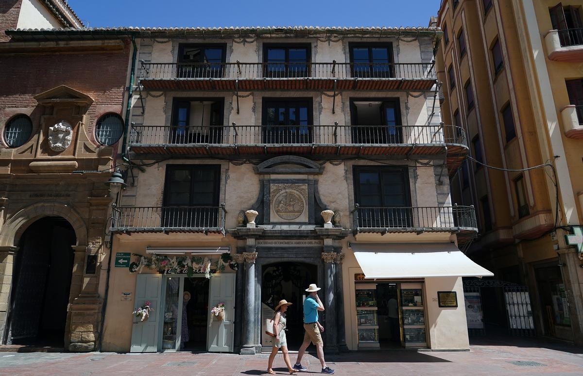 Vista de la fachada, con la portada diseñada por Martín de Aldehuela.
