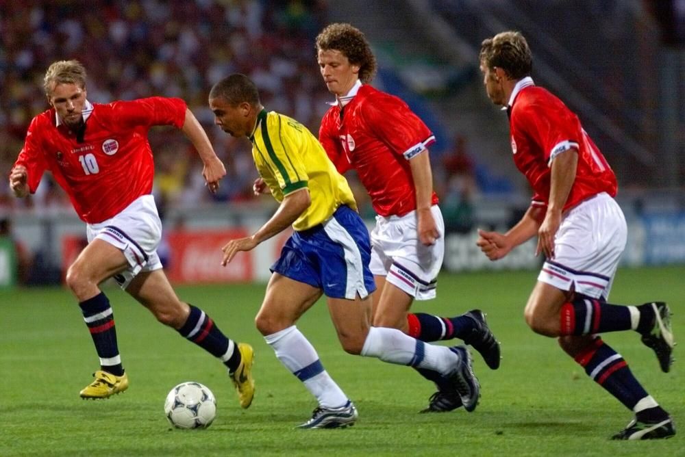 En el Mundial de Francia 1998 hubo otros dos celestes. Uno de ellos, el central noruego Dan Eggen, que en la imagen persigue al brasileño Ronaldo