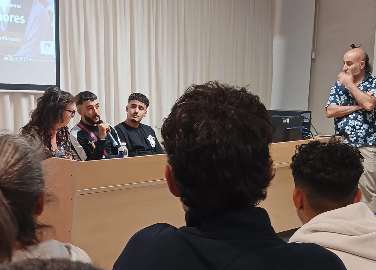 Charla del cineforum en la antigua azucarera de Torre del Mar