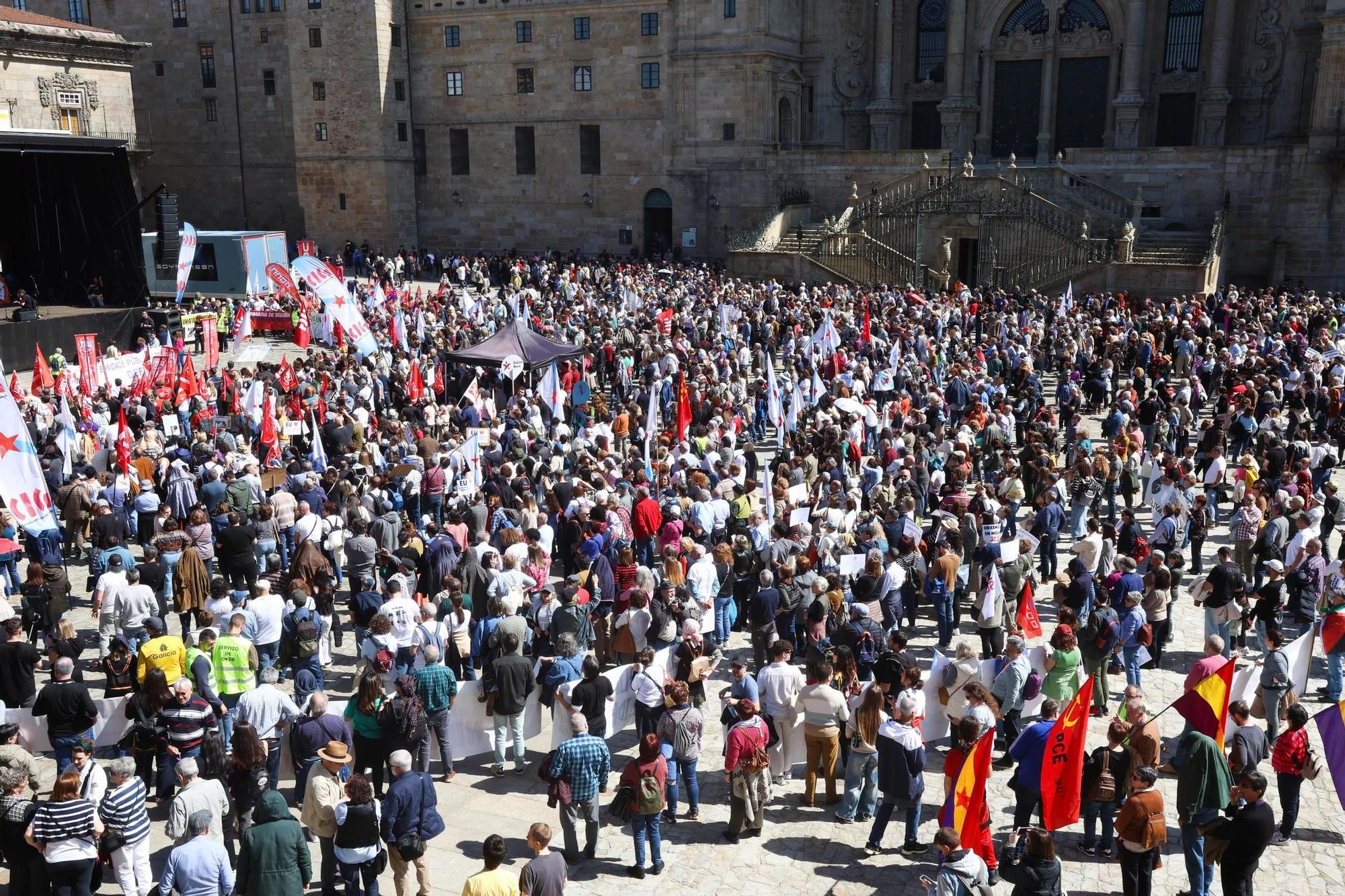 Miles de gallegos reivindican mejoras en la sanidade pública en Santiago
