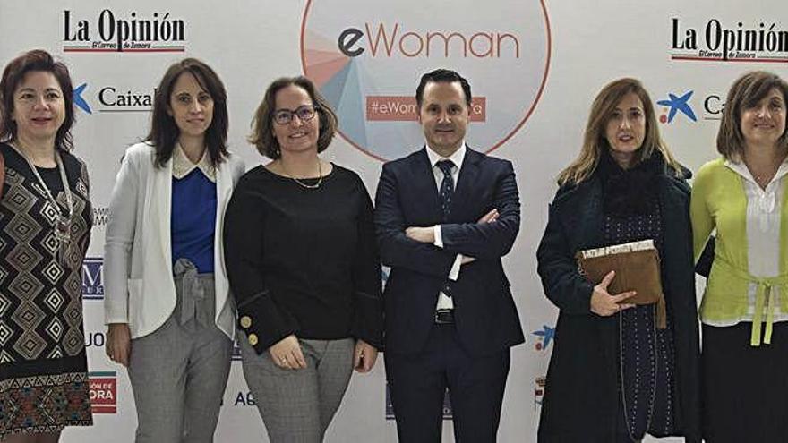 Foto de familia de parte del equipo de Aquona Zamora en el eWoman.