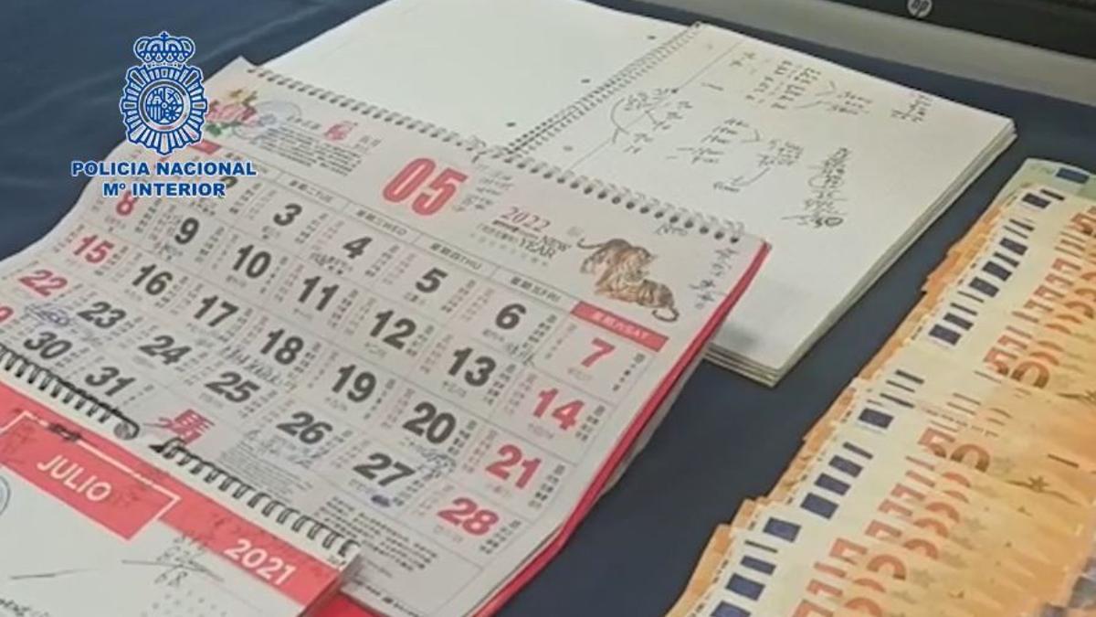 Calendarios con anotaciones y parte del dinero intervenido.