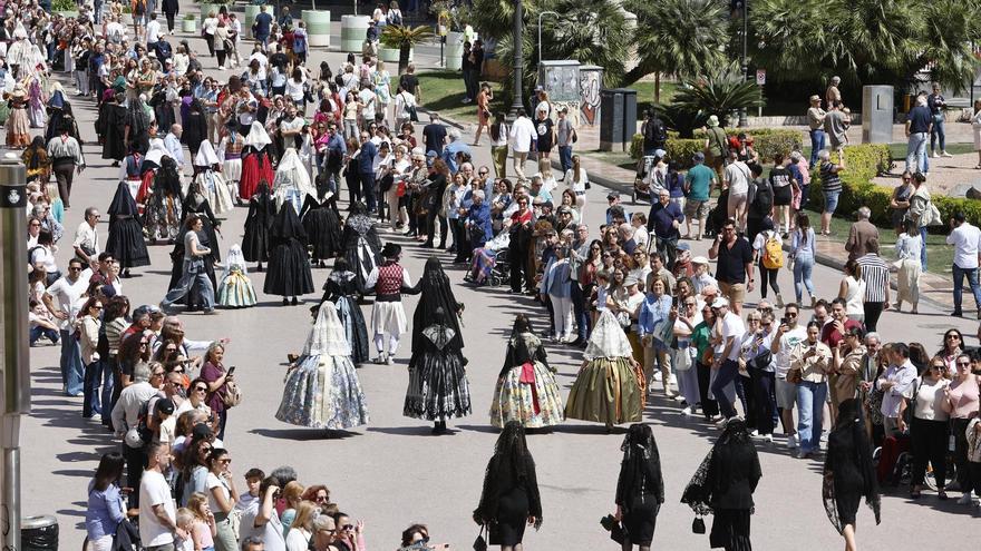 San Vicente Ferrer llena el centro de València en la Ofrenda sin casi ni percatarse del apagón y con &quot;mascletà&quot; suspendida