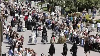 San Vicente Ferrer llena el centro de València en la Ofrenda sin casi ni percatarse del apagón y con "mascletà" suspendida