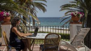 Maria Vanacloig teletrabaja desde su casa en la playa de Xavia, en Alicante, en julio del año pasado.